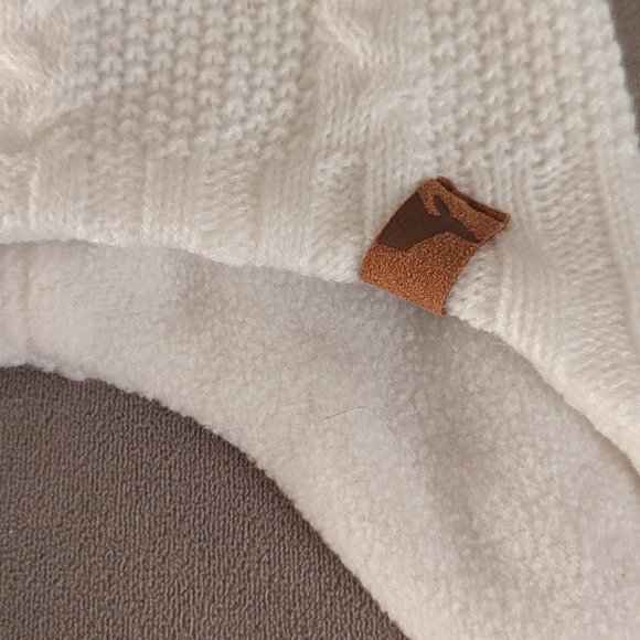 Aardvark White Baby Hat and Mits Ensemble - Picture 4 of 7